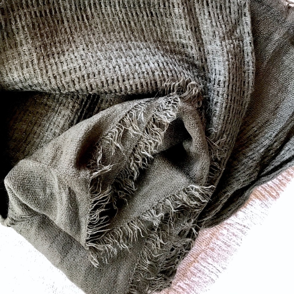 🌿1 LEFT🌿Olive Green Open Weave Blanket Scarf - Picture 5 of 5